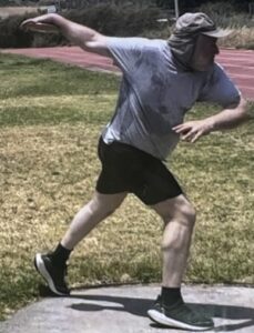 ארנון קימלמן מתאמן בזריקת דיסקוס לחיסול גברים גרושים