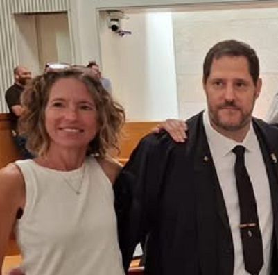 דורון ברקת עם עבריינית המין בכפיפות איילה הוניגמן ליפץ