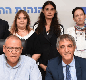 טכס החתימה עם הסכם שיפור שכר עובדי הלשכה עם ארנון בר דוד