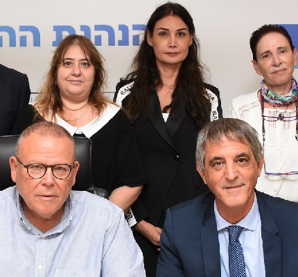 טכס החתימה עם הסכם שיפור שכר עובדי הלשכה עם ארנון בר דוד