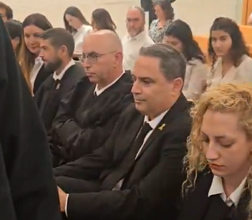 עמית בכר עם פוסטמה מחומצנת שדואגת לגחמותיו