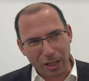 שמחה רוטמן פיתח חשק מיני לחכית מירב בן ארי