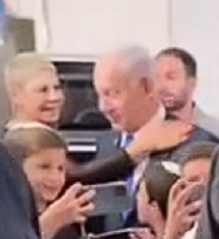 ביבי עם נאוה ברוורמן השופטת הסוגדת