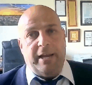 יורם סגי זקס מייעץ טלפונית לנחקרים לשתף פעולה וקובר אותם