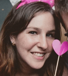 מעין שיוביץ פרקליטה שמחפשת אשכים בתחתונים