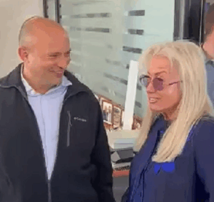 מרים אדלסון משתעשעת עם הגרוטאה נפתלי בנט