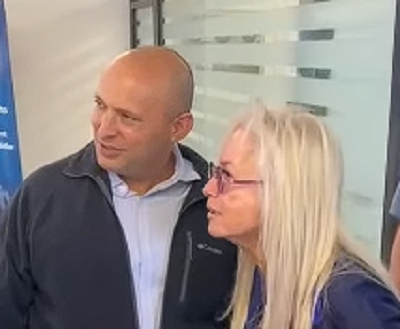 מרים אדלסון עם הליצן הפרטי שלה נפתלי בנט