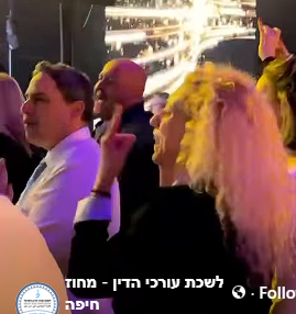 עמית בכר רוקד בהופעה של זהבה בן על חשבון הלשכה