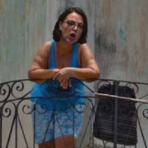 גלית דיסטל צופה במשוגעים של אחים לנשק