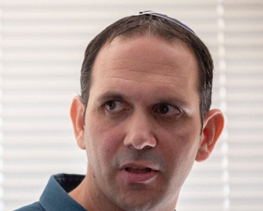 גלעד אך טעם את טעם האפרטהייד הפרו פלסטיני של בתי המשפט