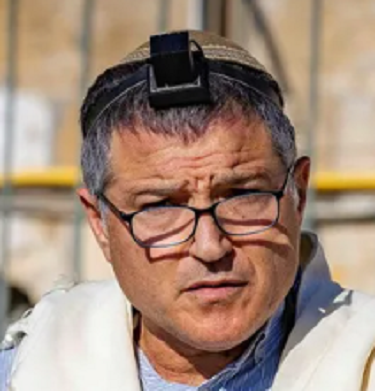 דוד זיני נאיבי וחולמני