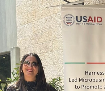 נטע לי חזן פעילה עבור הקרן למימון המחאה של ביידן USAID