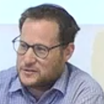 חגי שלזינגר המתמחה של דינה זילבר לענייני זנות והדרת נשים