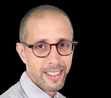 לירון בק חוגג על הישבן של מתן חודורוב מערוץ 13