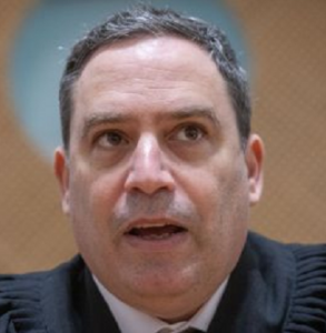 עמית בכר משמין ומשמין מרוב בופטים ואוכל חינם על חשבון הלשכה