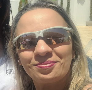 ענבל אביב שרמוטה תופרת תיקים