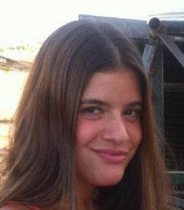 קארין פלגיר נימפומנית עם כוס חם