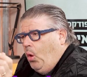 רני רהב מתכונן לבלוע אנקונדה