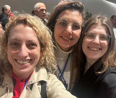 איריס שפירא מרגלית עם חברות מטקסי הפגיעות המיניות הטקסיות