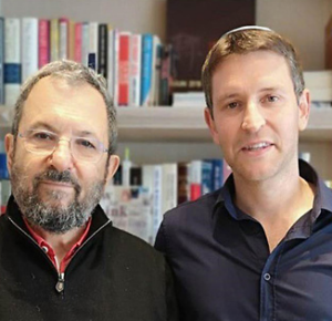 יאיא פינק עם מורהו הרוחני אהוד ברק