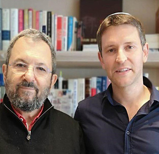 יאיא פינק עם מורהו הרוחני אהוד ברק