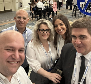 עידן דביר עם חבריו למקצוע ייצוג תמורת שירותי מין