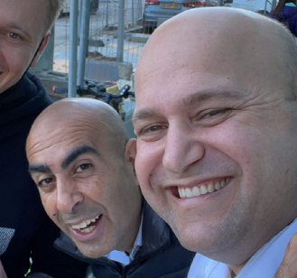 עידן דביר עם קוף מהספארי ברק כהן