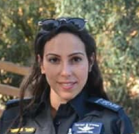 נופר טאושר מחשמלת בטייזר גברים אזוקים