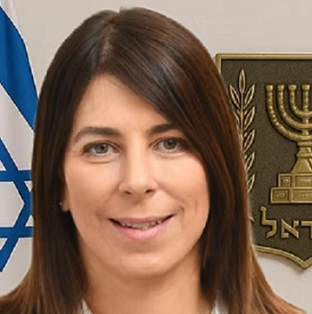 גלי רון פמיניסטית בצלמה של רבקה מקייס ומנגלה