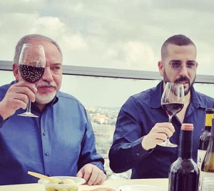 חיים אלדר עם הפטרון הפיננסי אביגדור ליברמן