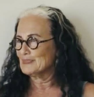 רונית אלוני מנהלת בית זונה במסווה של קליניקה לסרוגייט