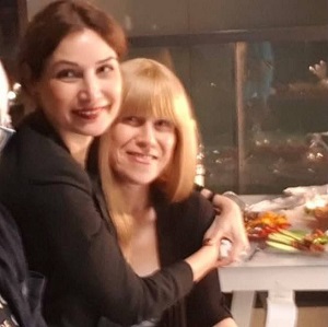 שני רופא מחובקת עי אהובת נפשה רומי קנבל